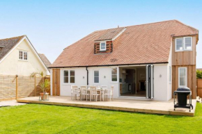 Mariners: Stylish Beachside Getaway with Sea Views